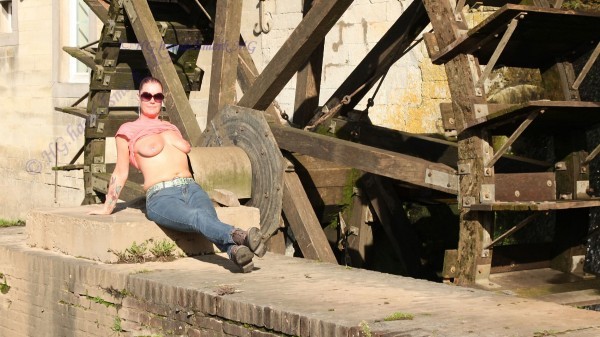 <p>fotoshoot bij watermolen · in Gulpen kreeg het er warm van</p>