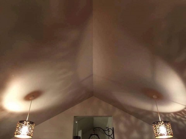 <p>2 lampjes opgehangen, leuk he?</p>